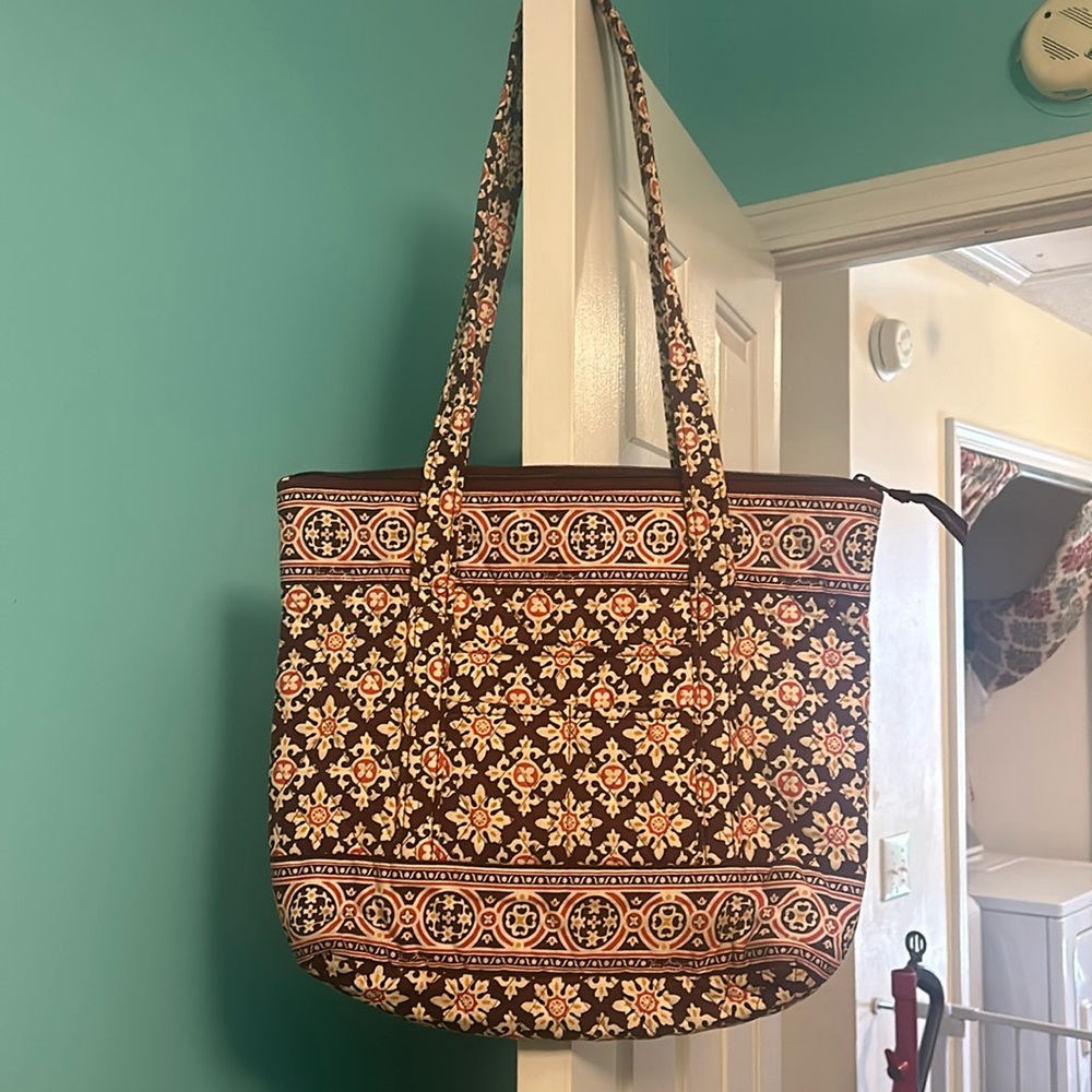 Excellent condition Vera Bradley bag! Medallion print.